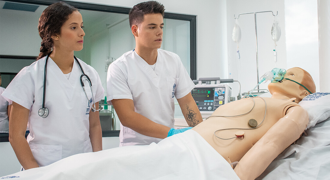 imagen-dos-enfermeros-con-simulacion-de-paciente